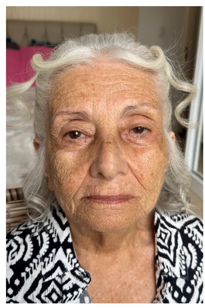 Mulher antes da maquiagem