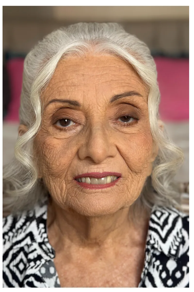 A mesma mulher depois da maquiagem